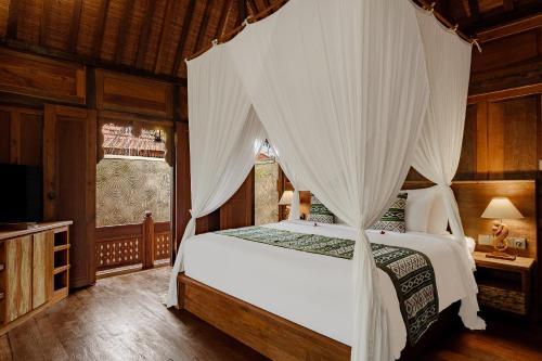 Кровать или кровати в номере Hidden Saren Villa Ubud