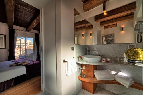 Postel nebo postele na pokoji v ubytování Trevi Palace Luxury Inn
