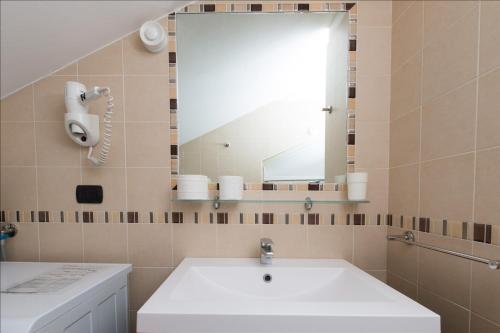 a bathroom with a sink and a mirror at Residenza Villa Regina in Monza