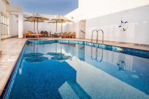 Bazén v ubytovaní V Hotel Fujairah alebo v jeho blízkosti