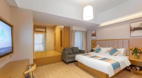a hotel room with a bed and a television at VX Hotel Wuxi Xinwu District Executive Center Wanda Plaza in Wuxi