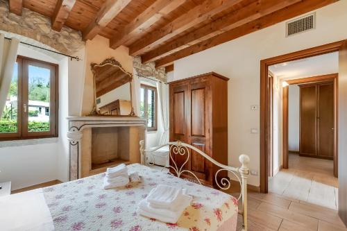 Ένα ή περισσότερα κρεβάτια σε δωμάτιο στο Agriturismo Cascina Crocelle - Lake View and Heated Pool