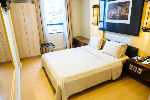 Un pat sau paturi într-o cameră la Diamond Hotel