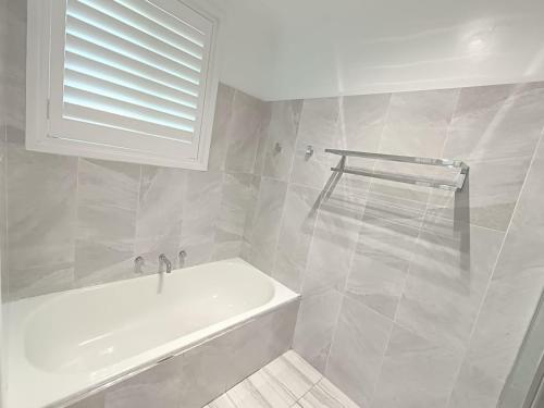 Koupelna v ubytování Comfortable Single Room in Baulkham Hills Home - BH4