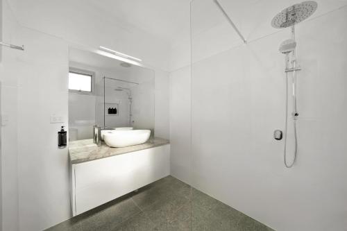 纳甘比Centre Town Motel的带水槽和淋浴的白色浴室
