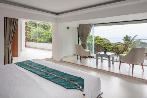 Postel nebo postele na pokoji v ubytování Villa Nirvana Luxury Secluded Villa Taling Ngam with 6 staff