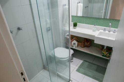 y baño con ducha, aseo y lavamanos. en Charmoso Flat em Ipanema, en Río de Janeiro