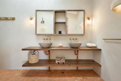 a bathroom with two sinks and a mirror at The Cleeves in Federal