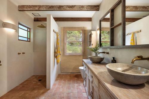 a bathroom with two sinks on a wooden counter at The Cleeves in Federal
