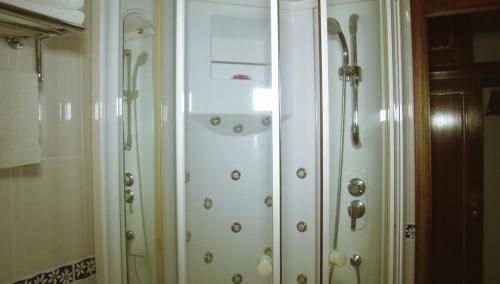 een paar witte kasten in de badkamer bij Residencial Cosmos in Assomada