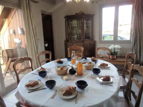 una mesa con comida en el comedor en Chambres d'hotes du creulet, en Crouay