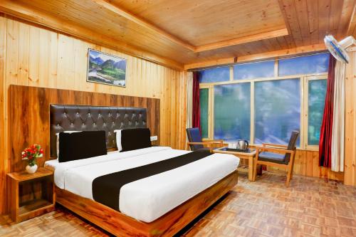 Ένα ή περισσότερα κρεβάτια σε δωμάτιο στο Hotel O Mall Road Near Gurudwara Manali Formerly Green View