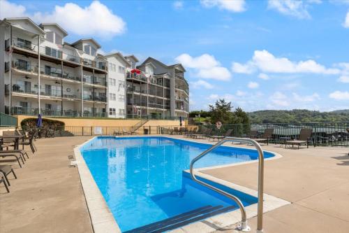 Kolam renang di atau dekat dengan Lake Condo