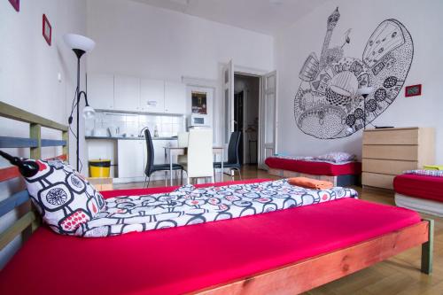 Кровать или кровати в номере Pal's Hostel and Apartments