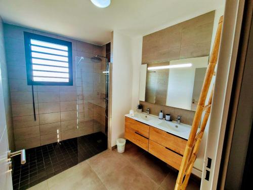 Koupelna v ubytování Appartements sur le littoral TROIS BASSINS
