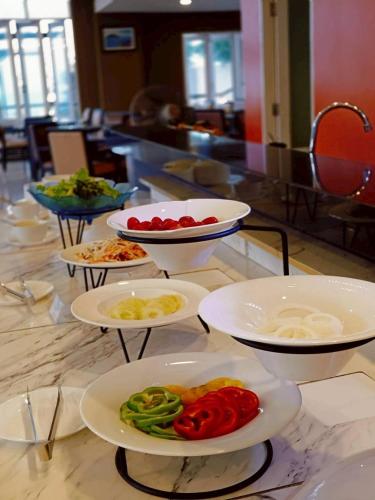 un gruppo di ciotole di cibo su un tavolo di Royal Phala Cliff Beach Resort a Ban Chang