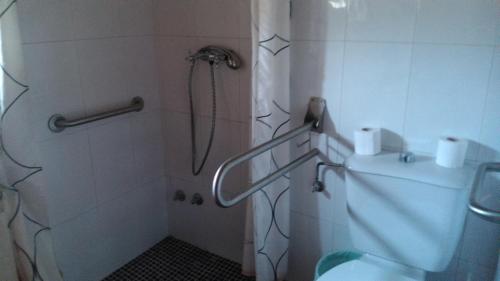 y baño con ducha y aseo. en Hotel Rural La Cimbarra en Aldeaquemada