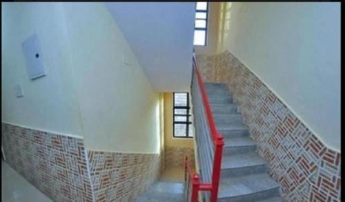 シルディにあるSai bhagwan budget hotelの赤い手すり付きの建物の階段