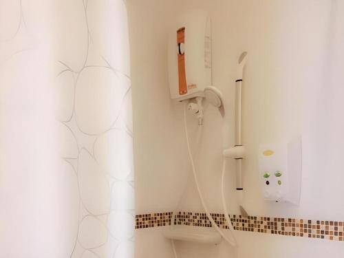 a bathroom with a shower and a toilet at Tamali Hotel in Ban Yuan Lae