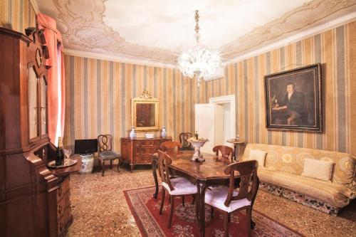 a living room with a table and a couch at Palazzetto San Lio, Rialto in Venice