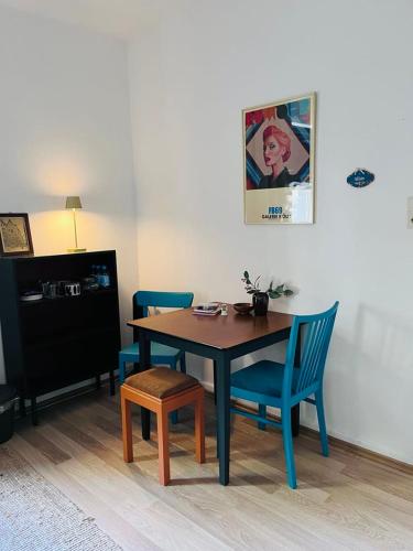 una sala da pranzo con un tavolo e due sedie di Brittas Bio-Bed & Breakfast a Colonia