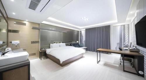 Ένα ή περισσότερα κρεβάτια σε δωμάτιο στο Pohang Hotel View