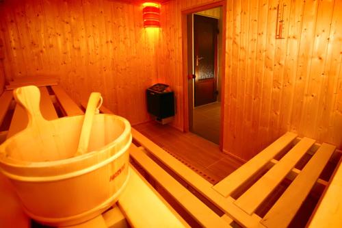 a room with a bucket in a wooden room at Hotel Impero in Oradea