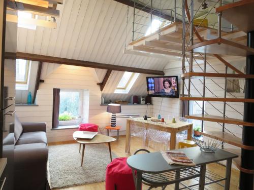 un salon avec un canapé et une table dans l'établissement Au coeur de la baie, à Le Val-Saint-Père