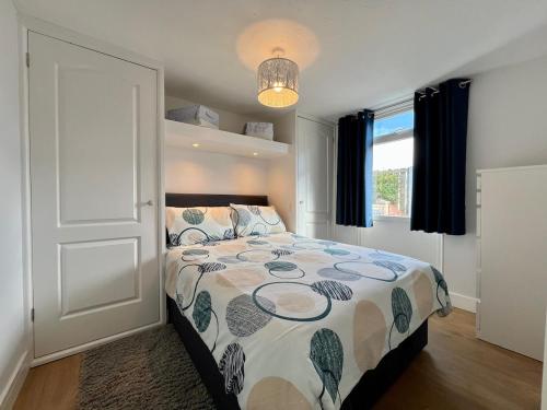 Postel nebo postele na pokoji v ubytování Beach Cottage 43, A stone's throw from the sea