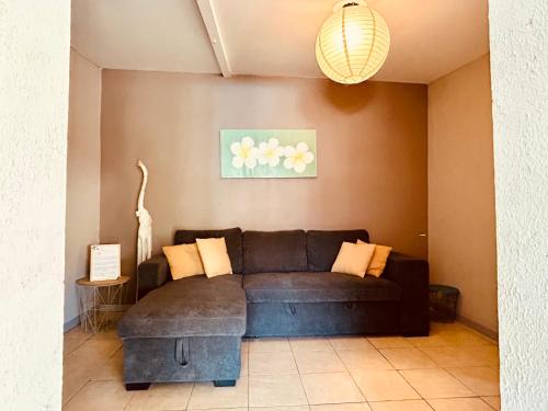 sala de estar con sofá en la esquina en Ti Caz de Ness, en Saint-Leu