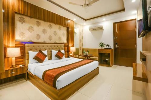Un dormitorio con una cama grande en una habitación. en Hotel Star Pride Plaza Near Delhi Airport With - Free Airport Pickup, en Nueva Delhi