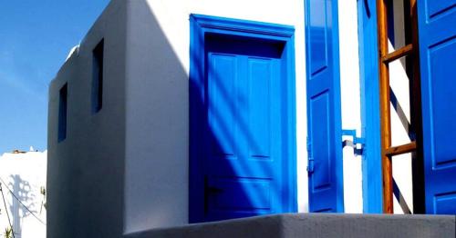 a blue door on the side of a building at Studio Eleni in Mýkonos City