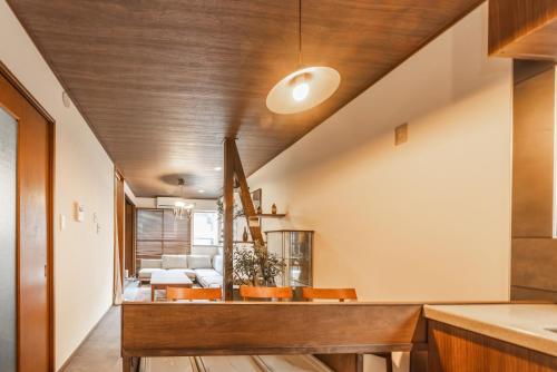 8 min walk to station 11 min to HND airport 85 sqm max 8 people full renovation 2 toilets Netflix
