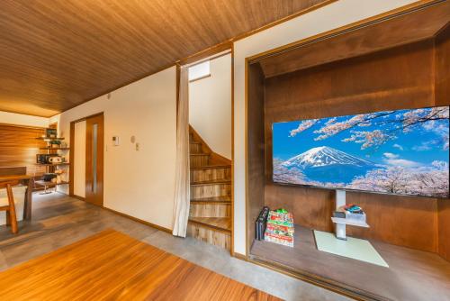 8 min walk to station 11 min to HND airport 85 sqm max 8 people full renovation 2 toilets Netflix