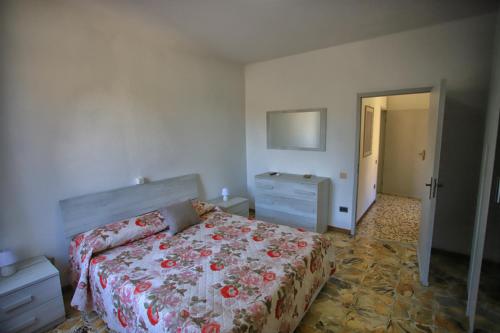 a bedroom with a bed and a dresser and a bed sidx sidx sidx sidx at Da Gina in San Gimignano