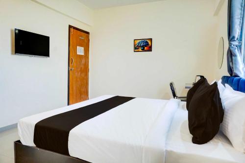 Un pat sau paturi într-o cameră la Townhouse Uptown Hinjewadi