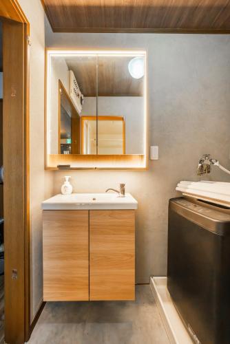 8 min walk to station 11 min to HND airport 85 sqm max 8 people full renovation 2 toilets Netflix