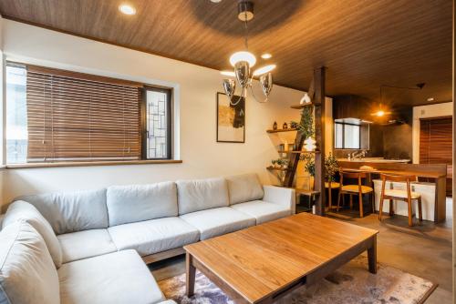8 min walk to station 11 min to HND airport 85 sqm max 8 people full renovation 2 toilets Netflix