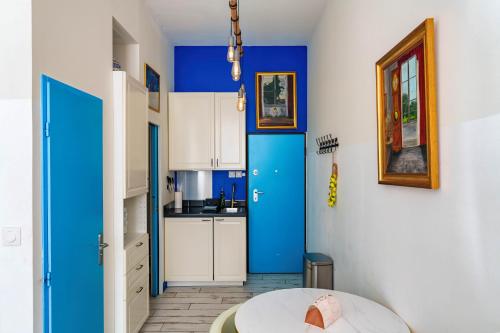cocina con paredes azules y puerta azul en Studio Travel 22M2, 120m Vieux-Port ,Clim , Wifi ,Accès autonome avec code, en Marsella