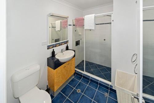 Un baño con inodoro, lavabo y ducha. en Seaside Tee Time, en Elliott Heads