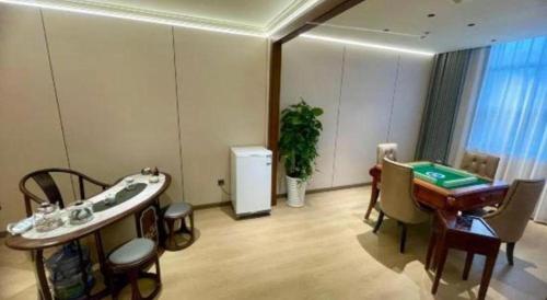 a room with a sink and a table in a room at Chengdu Haotian Guotai Hotel in Chengdu