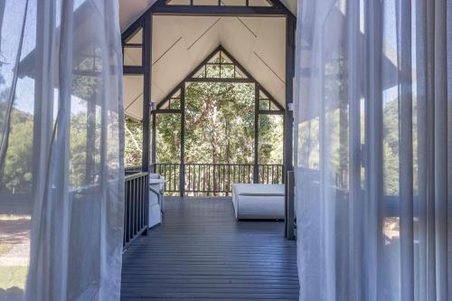 gazebo con divano su una terrazza in legno di Sundance Estate - Summer Luxury a Yallingup