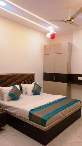 a bedroom with a bed with a red balloon on the ceiling at Siddhi inn in Gangānagar