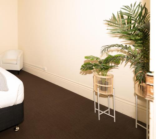 Postel nebo postele na pokoji v ubytování Cobb&CoHouse 4 Bedrooms, 3 Bathrooms, Bendigo CBD Lock up Garage
