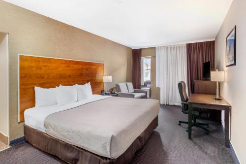 Postel nebo postele na pokoji v ubytování Quality Inn Toronto Airport