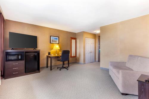 TV a/nebo společenská místnost v ubytování Quality Inn Toronto Airport