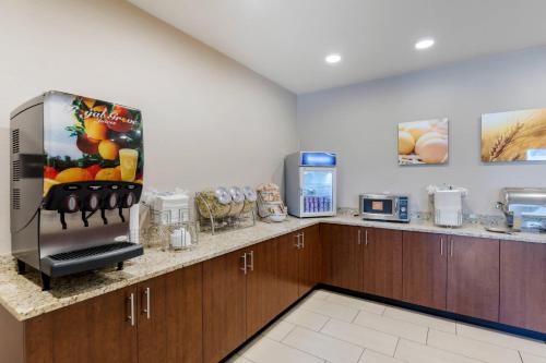 Кухня или мини-кухня в Comfort Suites Loveland
