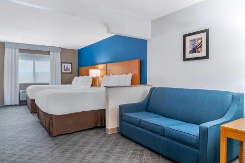 Postel nebo postele na pokoji v ubytování Comfort Suites Auburn Hills-Detroit