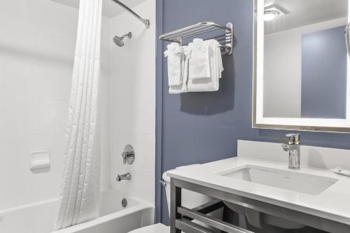 O baie la Quality Inn & Suites Nashville - Bellevue