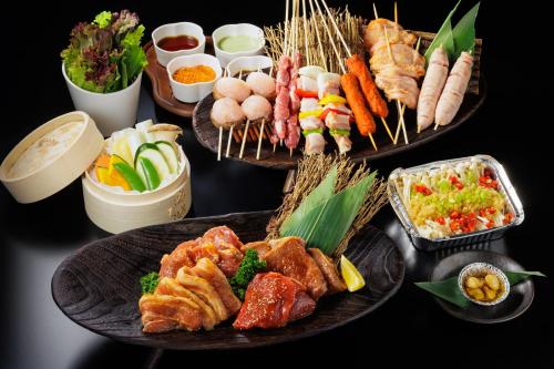 白馬村にあるSUKH Hakuba by Jade Groupの異なる食材を使った料理を盛り付けたテーブル